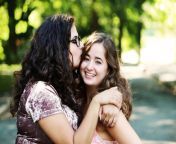 lesbian couple kissing.jpg from how to lesbian
