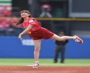 matsui airi lanza la primera bola en un partido de baseball 2017 05 07 41194.jpg from airi mashi