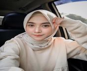 cewek hijab cantik selife di dalam mobil bbibir tipis jumper nude color.jpg from selfie colmek di app whatsapp