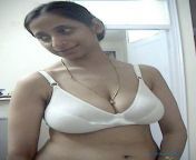 hot indian aunty in bra.jpg from desi aunty boobs after holiw google xxx kanna