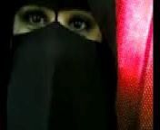 سعودية منقبة تكشف عن جسدها.jpg from ساحر يعري امرأة و يكتب على جسدها
