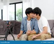 dos jóvenes asiáticos gay pareja blogger besándose mientras grababa video viven en la sala de estar el concepto homosexual y 171288489.jpg from video dos gay