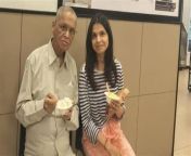 thqnarayana murthy enjoys ice cream with daughter akshata in bengaluru from bhen ko reap kiha mom dekliha real video