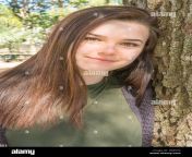 joven adolescente de 15 anos de edad retrato testimonial con tree feliz modelo adolescente liberado mr 2 g9457a.jpg from joven 15