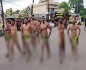 अनुसूचित जाति जनजाति वर्ग के युवाओं ने किया निर्वस्त्र होकर प्रदर्शन 347 h@@ight 419 w@@idth 600.jpg from केरल mallu मलयाली auntys जघन किया जा रहा है मुंडा द्वारा युवा पुरुष