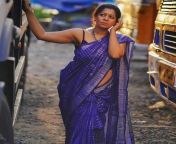 b8906de3414937771622a29792339798.jpg from indian aunty in blue saree exposing juicy boobs