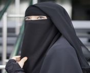 da614f8708ee698896ca8fcd15e1248e.jpg from hijabi removing white borqa showing boobs and panty
