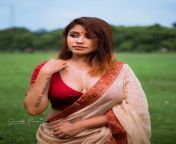 ed2a9bf5d9a2a6c2dbb1029d22e0d4ef.jpg from indian cleavage in red