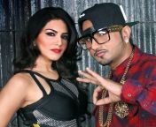 honey singh and sunny leone in jhootha kahin ka song 1562226602 725x725.jpg from sunny leone and honey singh image sexyvedhika sexteen