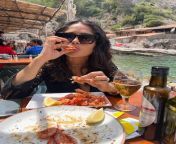 21477cb8cfd2 salma hayek eats shrimp.jpg from salma sh beer