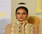 sonakshi sinha slams indigo on twitter for returning her luggage with a damaged handle missing wheel.jpg from sonakshi sinha real xxxx video