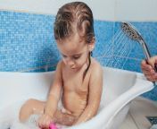 linda menina tomando banho em casa um bebe fofo esta sentado no banheiro e brincando com brinquedos e agua 91014 3152.jpg from meninas tomando banho