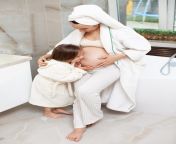 mama e hija manana bano nina bata bano blanca abraza su madre 444187 147.jpg from baño menina