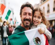 padre e hija sosteniendo bandera mexicana 780838 11212.jpg from padre e hija mexicana