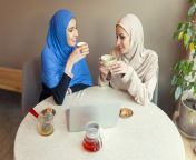 verser du the belles femmes arabes se reunissant au cafe au restaurant entre amis reunion affaires passer du temps ensemble parler rire mode vie musulman modeles elegants heureux du maquillage 155003 45415 jpgsize626extjpggaga1 1 2116175301 1701475200semtais from arab mom se
