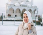 portrait beautiful smiling young muslim woman headscarf light clothing against mosque 72389 2684 jpgsize626extjpggaga1 1 1222169770 1711497600semtais from mira filzah edit xxx