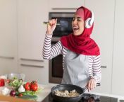 pretty muslim woman housewife wearing hijab singing while cooking 116547 42557.jpg from muslim house wife xxww japan xxx
