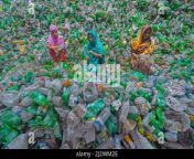 noakhali chittagong bangladesh 4 avril 2022 noakhali chittagong bangladesh les travailleurs trient les bouteilles en plastique usagees dans une usine de recyclage a noakhali au bangladesh les bouteilles en plastique utilisees pour emballer l eau prennent plus de 1 000 ans pour se biodegrader et si elles sont incinerees produisent des fumees toxiques les dechets plastiques flottants qui peuvent survivre pendant des milliers d annees dans l eau servent de mini dispositifs de transport pour les especes envahissantes perturbant les habitats le plastique enfoui dans les decharges sanitaires peut lixiviation des produits chimiques nocifs qui se repandent dans les eaux souterraines credit zuma press inc alay live news 2j2wm2e.jpg from www bd noakhali s i collage xxx pic comdar baba videogladeshi school rep xxx video