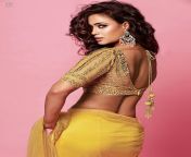 shweta tiwari backless yellow saree hot 2.jpg from cam xxx shweta in yellow saree