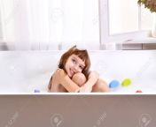 94108650 niño feliz de la niña que se sienta en tina de baño en el cuarto de baño retrato de bebé bañándose.jpg from baño menina