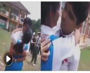 seorang pelajar perempuan tanpa rasa malu menciumi dan memeluk kekasihnya 20151103 164647.jpg from budak sekolah menengah cium