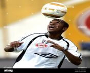 file photo showing brazilian soccer star robinho of the santos fc club during a training session at vila belmiro stadium in the port city of santos on november 9 2004 kidnappers freed the mother of santos forward robinho one of brazils most talented young players on december 17 2004 40 days after seizing her at gunpoint while she was attending a barbecue arina de souza was found in the working class district of perus on the outskirts of sao paulo robinhos agent wagner ribeiro said she was taken to hospital for a check up and then driven home robinho 20 has not played since the k 2d3wxja.jpg from ana santos diversões 2 de tudo um pouco