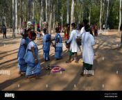 local traditional dressed santali men and women are preparing themselves for a dance with tourists at sonajhuri haat near santiniketan bolpur in the 2hwc8ec.jpg from santali local