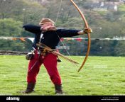 at a medieval reenactment an archer demonstrates the english longbow cnr5rp.jpg from arcer