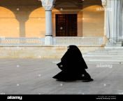 religious muslim woman walking d779eh.jpg from kahba algekerala women