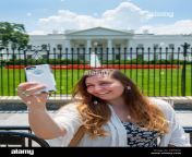 usa united states girl taking a selfie on an iphone in front of the erpgd6.jpg from jpg4 us selfie
