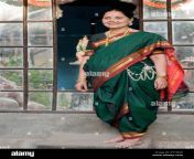 maharashtrian woman wearing navwari sari pune maharashtra india asia et1m4r.jpg from mharstra old new anty