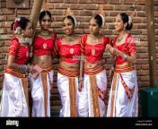 female traditional dancers in colombo sri lanka jarrmp.jpg from siri lanka navelnd