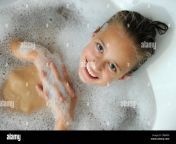 junges madchen in einer badewanne crbw9x.jpg from ru badenixen
