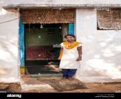 village de l inde rurale teenage girl debout devant sa maison porte l andhra pradesh inde dje6eb.jpg from kerala village 15yer old school bathing 3gp