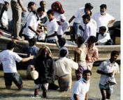 22 1.jpg from bangladesh cyclone sidr and high tide destroy villages in southkhali in district bagerhat army distributes relief goods by boat bangladesch der wirbelsturm zyklon sidr und eine sturmflut zerstoeren doerfer im kuestengebiet von southkhali armee verteilt hilsgueter per boot