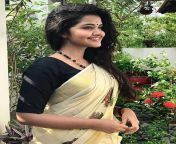 kerala saree with plain black blouse.jpg from kerala saree remove kulli seen